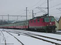 SBB Re 4/4 II 11243 vor dem D 2596 mit EW III Pendel  Swiss Express  Schaffhausen-Z�rich HB am 08.02.2003 in Neuhausen am Rheinfall