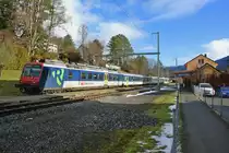 Domino Ersatz im Jura: NPZ RBDe 562 003-4 beim Wenden als R 5236/5239 in Malleray-B�vilard, 21.12.2012.