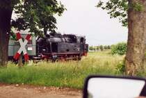 Lok Nr. 10 der KOE auf der Fahrt in den Bahnhof Kl�tz/Meckl. (Sommer 2002)
