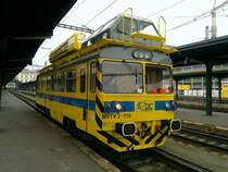 S�DC Oberleitungsrevisionstriebwagen MVTV2 110 auf Bahnhof Praha Masarykovo am 22.12.2012.