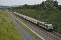 2738 f�hrt durch den Einschnitt in Floree, und wird in K�rze Ciney erreichen. Aufgenommen am 28.06.2012