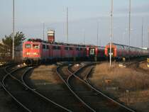 Diese Aufnahme entstand vom Parkplatz am Stellwerk in Mukran aus,am 21.Dezember 2012 und zeigt das in Mukran nicht nur Ludmilas abgestellt sind.Hier sind einige 140er und 139er zusehen,welche Loks es sind k�nnt ihr unter meinem Beitrag im Forum unter  Aktuelles aus Mukran  lesen.Ebenfalls sind noch zwei 155er(155 072 und 155 247) in dieser Reihe mitabgestellt die leider nicht zusehen sind.