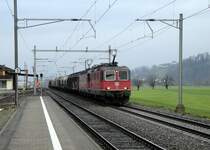 Eine Re 10/10, zusammengestellt aus der Re 4/4  11264 und der Re 6/6 11643  Laufen , durchf�hrt am 21.12.12 den Bahnhof Brittnau-Wikon. Ohne die Cargo-Sanierungsmassnahmen im Dezember h�tte dieser Zug maximal 4 Achsen mehr.