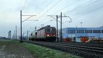 Die Re 6/6 11601  Wolhusen  ist am 21.12.12 mit einem Kurzg�terzug bei Reiden unterwegs. Auch die 11602, ebenfalls mit geteiltem Kasten, war an jenem Tag auf der Strecke unterwegs, jedoch mit einer 80-achsigen Anh�ngelast.