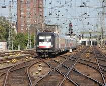 Hier noch ein Bild vom HKX bei der Ausfahrt aus K�ln Hbf. Die eingesetzten Loks warn am 16.08.2012 die 182 534 und 182 526.