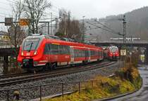 Zugbegegnung im Regen, es gibt wohl nur ein nasses Weihnachten: 
Der RE 9 - Rhein-Sieg-Express begegnen sich in Betzdorf/Sieg bei Km 122,8 am 23.12.2012. Der eine (hinten) 442 259 und 443 302 (ein vierteiliger und ein f�nfteiliger Talent 2) f�hrt, mit Verz�gerungen im Betriebsablauf,  gleich in den Bahnhof Betzdorf ein, er f�hrt als RE 10920 die Strecke Siegen - K�ln - Aachen. Der andere 442 258, dieser Umlauf besteht nur aus dem einen vierteiligen Talent 2, er f�hrt als RE 10915 von Betzdorf weiter in Richtung Siegen.