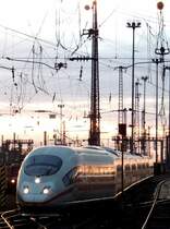 Kurz vor Eintritt der abendlichen Dunkelheit erreicht dieser ICE 3 den Frankfurter Hauptbahnhof (15.12.2012).