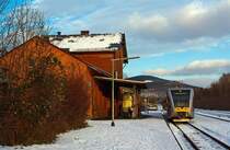 Der Stadler GTW 2/6 (VT 118) der Hellertalbahn f�hrt am 11.12.2012 in den Bahnhof Herdorf ein.