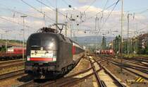 DB ES 64 U2-061 hatte am 30.06.2011 Dienst am EC 7 von Hamburg-Altona nach Chur. Hier zu sehen bei der Einfahrt in Mainz Hbf.