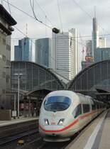 ICE 3 verl�sst den Hauptbahnhof in Frankfurt am 15.12.2012.