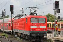 114 018 schiebt am 3.8.12 einen RE aus dem Hbf von Berlin.