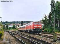218 385 hat am 25.8.04 eine Regionalbahn von N�rnberg nach Amberg gebracht. Nachdem alle Fahrg�ste ausgestiegen sind setzt sie im �stlichen Weichenbereicht um.