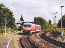 610 017 kommt als RE von Schwandorf nach N�rnberg gleich in Amberg an. (Blick nach Osten am 25.8.04)