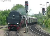 52 8195 f�hrt am 30.5.09 zur Feier  150 Jahre Ostbahn  mit einem Dampfsonderzug von Schwandorf nach N�rnberg in Amberg ein. 