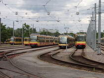 AVG Stadtbahn Wagen und VBK Stra�enbahnen im Depot Rheinhafen am 12.06.09 durch den Zaun fotografiert 