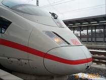 Ein ICE-3 in Montabaur auf Gleis 4. Er wartet auf seine Abfahrt nach K�ln.