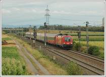Wegen Anhebung der Bahnsteigkanten in Hetzendorf werden noch bis 11.8.2006 alle IC's, EC's und SPR's, die ohne Halt zwischen Wiener Neustadt und Wien verkehren �ber die Pottendorfer Linie (Wiener Neustadt, Ebenfurth, Wampersdorf, Achau, Inzersdorf, Wien Meidling)umgeleitet. Das Foto zeigt 1116 206 mit dem umgeleiteten OEC 732  FH Technikum K�rnten  kurz vor der Durchfahrt in Wampersdorf.