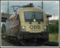 Die neueste Werbelokomotive der �BB - 1116 250  Mozart  am 4.8.2006 in Ebenfurth. Sie wartet auf den ER 9947  Therme B�k  aus Szombathely, den sie ab Ebenfurth weiter nach Wien bespannen wird.