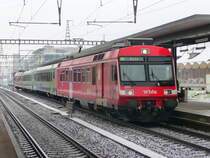 bls - Regio nach Belp an der Spitze der Triebwagen RBDe 4/4 566 233 im Bahnhof Zollikofen am 20.12.2012