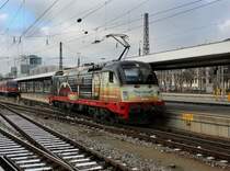 Die 183 001 am 01.12.2012 bei einer Rangierfahrt im M�nchner Hbf.