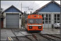 Die Ausfahrt in Orbe Richtung Chavornay f�hrt zwischen zwei Depotgeb�uden hindurch. (18.12.2012)
