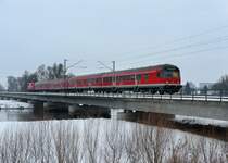 Eine RB mit einem Karlsruher Steuerwagen von Plattling nach Passau am 21.02.2009 auf der Isarbr�cke in Plattling.