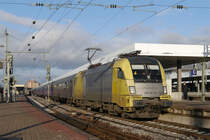 ES 64 U2-096 (182 596-7) steht mit 10 Wagen als Sdz 79751 im Mannheimer Hbf bereit, um 500 Fans der Eishockeymannschaft ADLER MANNHEIM zu einem Ausw�rtsspiel nach Davos zu bringen. (26.12.2012)