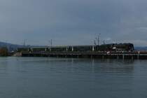 141 R 1244 �berquert am 14.10.2012 den Seedamm in Rapperswil. Die Lok war auf dem Weg zum Fahrzeugtreffen in Bauma.