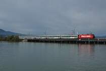 Re 456 094-2 erreicht am 14.10.2012 mit dem Voralpen-Express Rapperswil.