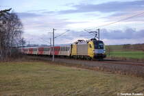 ES 64 U2 - 012 (182 512-4) MRCE Dispolok GmbH f�r ODEG - Ostdeutsche Eisenbahn GmbH mit dem RE4 (RE 37319) von Rathenow nach Ludwigsfelde bei Nennhausen. 26.12.2012