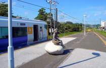 Serie 257: mit Steuerwagen KUHA E256-502 im Rücken sitzt eine kleine (steinerne) Taucherin auf dem Onjuku-Bahnsteig. Solche rührenden, etwas kitschigen Dekorationen sind typisch für ländliche Kommunen, die mit einer kleinen Nettigkeit auf ihre Tradition aufmerksam machen wollen. 3.September 2008. 