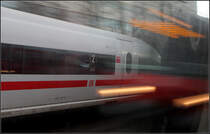 Zugbegegnung - 

ICE 3 / S-Bahn der Baureihe 420 irgendwo zwischen Stuttgart-Zuffenhausen und Feuerbach. 

26.12.2012 (M)