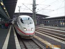 Ein ICE-3 in Montabaur auf Gleis 4. Der Zug ist kruz vor dem Stillstand und kommt gerade aus Frankfurt