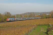 101 118-8  Packendes S�dafrika  zieht den EC 7 Hamburg-Altona - Chur/CH am 09.11.12 noch durch die Weinberge bei Bad Bellingen, w�hrend es heute bereits durch den Katzenbergtunnel geht.