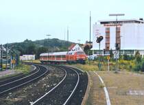 218 385 bringt am 25.8.04 eine Regionalbahn von N�rnberg nach Amberg. Da der Zug hier endet f�hrt er auf das n�rdliche Gleis 3 ein.