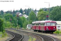 Der Schienenbus der Passauer Eisenbahnfreunde f�hrt am 30.5.09 aus Schnaittenbach in Amberg ein. Im Hintergrund die westliche Ausfahrsignalgruppe.