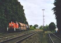 294 262 ist am 25.8.04 mit vier G�terwagen im westlichen Amberger Gleisvorfeld auf dem Streckengleis nach Schnaittenbach unterwegs. 