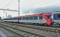 Die beiden SOB Wagen, ABt 50 48 39-35 150-0 und der B 50 48 20-35 351-5, warten in Stein-S�ckingen auf die Verschrottung, 26.12.2012. 