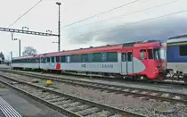 Die beiden SOB Wagen, ABt 50 48 39-35 150-0 und der B 50 48 20-35 351-5, warten in Stein-S�ckingen auf die Verschrottung, 26.12.2012. 