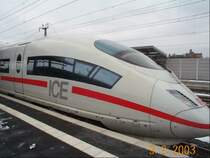 Ein ICE-3 in Montabaur auf Gleis 4. Er wartet auf seine Abfahrt nach K�ln.