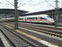 ICE in Richtung Frankfurt auf Gleis 1 in Montabaur. Man beachte die eigenartige Streifenbemalung an der rechten Kupplungsabdeckung