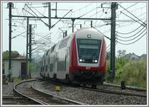 Auf diesem Foto ist eine reine Bombardiergarnitur zu sehen. 18 Steuerwagen und 67 Mittelwagen stehen bei der CFL zur Zeit im Einsatz. Als Zug- bzw. Schubmaschinen kommen 20 Lokomotiven der Reihe 185.1 zum Einsatz, die in Luxemburg als Serie 4000 bezeichnet wird. Die Aufnahme entstand am 27.7.2006 zwischen Berchem und Luxemburg.
