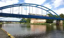 Der Kaffkieker des DEV aus Bruchhausen-Vilsen �berquert am 27.05.12 bei Hoya die Weser.
