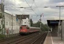 110 435 zieht einen RE4 Verst�rker von D�sseldorf Hbf nach Aachen Hbf am S-Bahnhof V�klinger Stra�e vorbei. Aufgenommen am 21.08.12