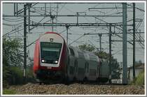 Auf diesem Foto ist eine reine Bombardiergarnitur zu sehen. 18 Steuerwagen und 67 Mittelwagen stehen bei der CFL zur Zeit im Einsatz. Als Zug- bzw. Schubmaschinen kommen 20 Lokomotiven der Reihe 185.1 zum Einsatz, die in Luxemburg als Serie 4000 bezeichnet wird. Die Aufnahme entstand am 29.7.2006 zwischen Berchem und Luxemburg.