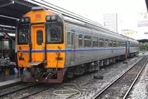 Vom neuen Design noch verschont, wartet der APD.20 2513 als SP EXP 43 nach Surat Thani am 24.Juli 2012 in der Hua Lamphong Station auf seine Abfahrt.