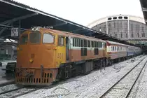 Am 24.Juli 2012 war die GEK 4001 (Co'Co', de, General Electric, Bj.1963, Fab.Nr. 34850) als eine der zwei Verschubreserven im Bf. Hua Lamphong im Einsatz.

