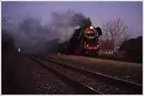 Bereits nach Sonnenuntergang rollt 498.104 p�nktlich um 16:21 mit ihrem Jubil�umssonderzug Sp 11044 von Nov� Mesto nad V�hom (SK) nach Vesel� nad Moravou (CZ) am 29.12.2012 in den Zielbahnhof. 