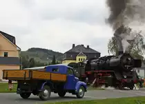 50 3616-5 am 06.10.2012 im Ortsgebiet von Raschau. Ein Fotograf hatte einen Framo als Motiv organisiert.
