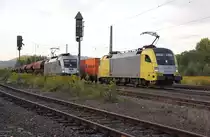182 510-8 (ES 64 U2-010) �berholt mit ihrem Containerzug in Richtung S�den die am Signal wartende 182 600-7 (ES 64 U2-100). Aufgenommen am 29.08.2012 in Eschwege West.